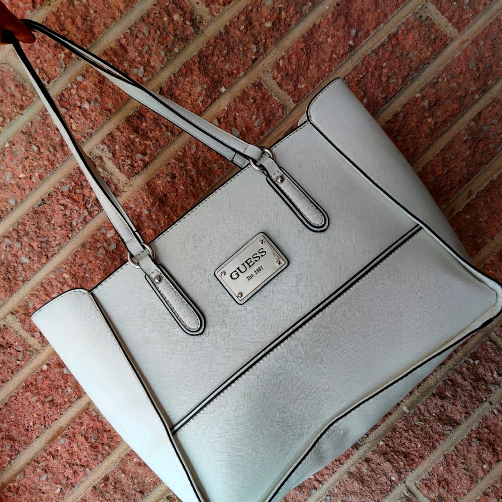 Guess Tote with zipper & 4 internal pockets.